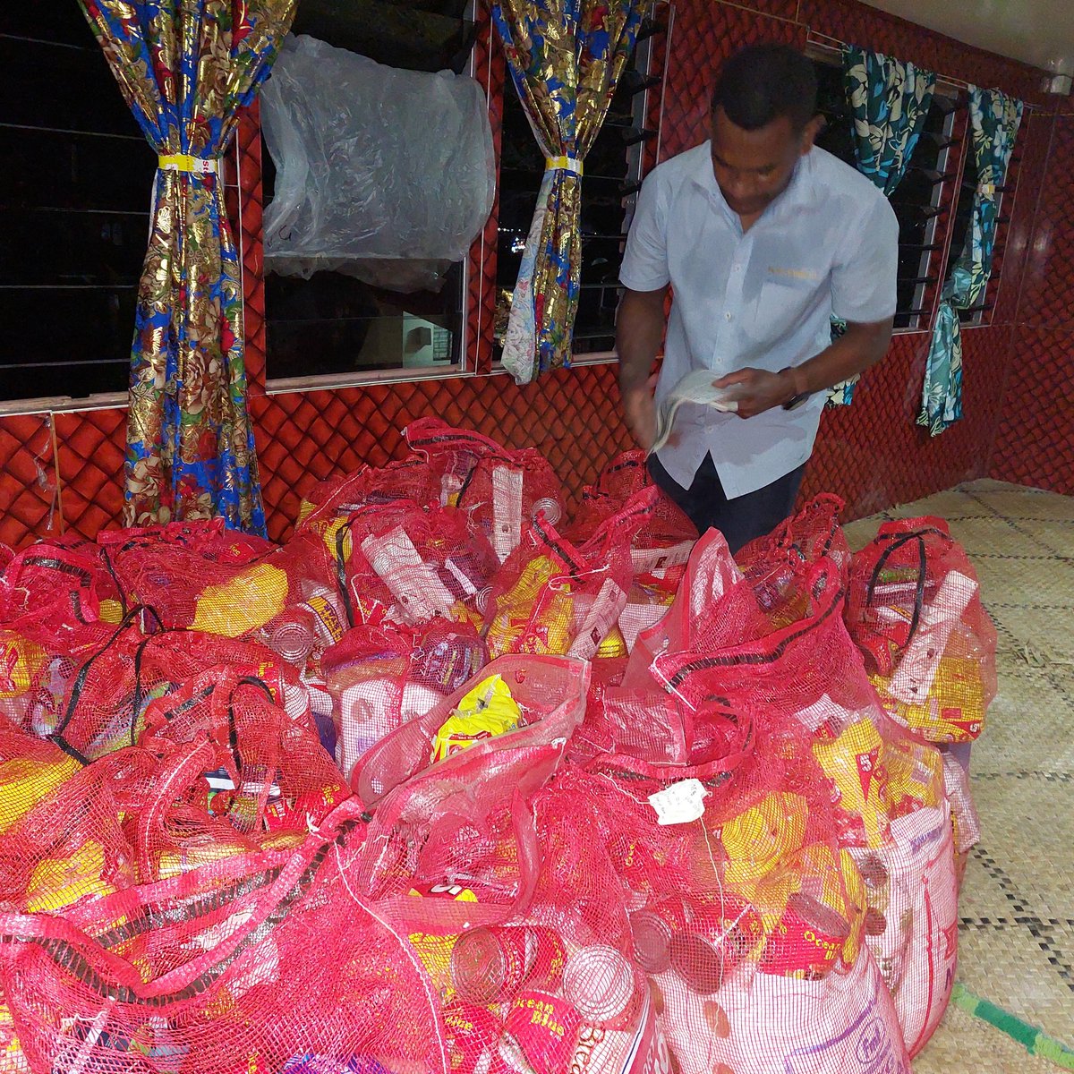 operationgracee's tweet photo. Always grateful to our team of volunteers who apart from their own daily work always try to assist where they can especially with the packing of our care packs. https://t.co/bIWZ19D786