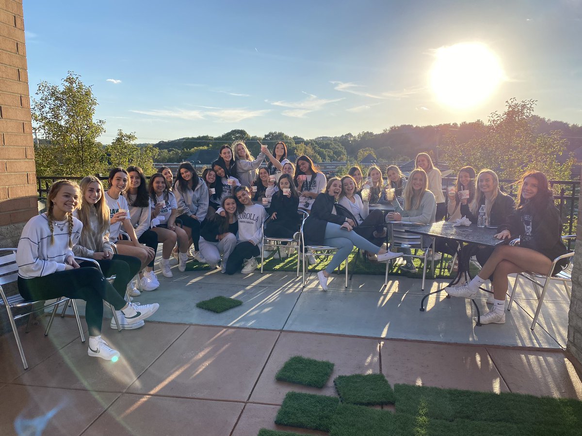 PR_Cheer's tweet image. to kickoff the week of Senior Night, we surprised the seniors with a scavenger hunt that led them to millies for some sweet treats as we reflect on some sweet times 🤍🤍