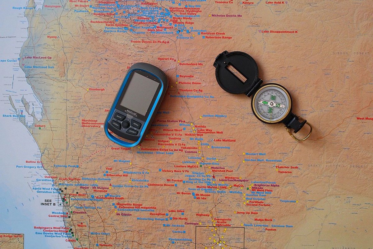 LomaShape's tweet photo. Mapa, brújula y GPS.
forman parte del equipo que siempre debemos llevar en la mochila y tener a mano. La brújula para orientar el mapa, y el mapa para saber dónde estamos, qué  es lo que vemos y por dónde tenemos que ir para llegar a nuestro destino.

https://t.co/kuEdfUaDrY https://t.co/kYJHGiXPF4