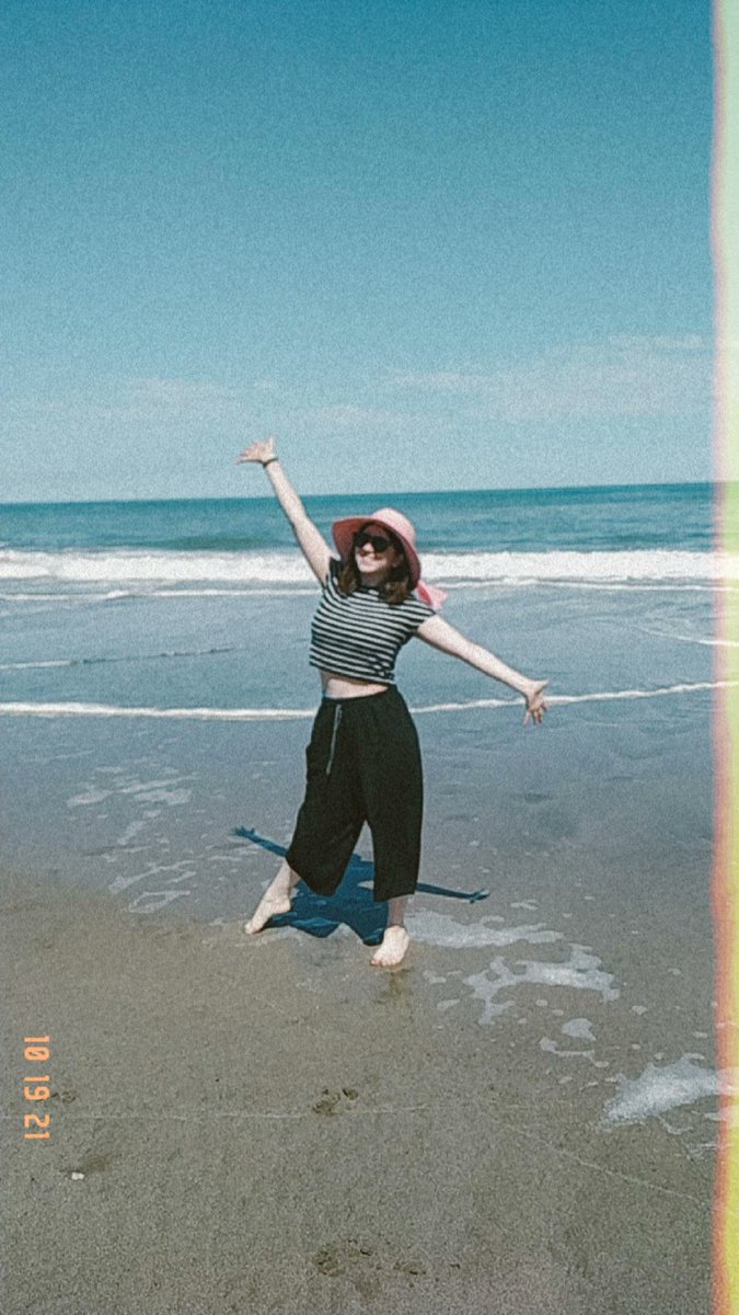 rapunzelocity's tweet photo. we went to the beach! @starryrapunzel https://t.co/fGwys3xdrp