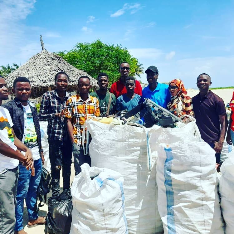 SoahubTz's tweet photo. #Dyk that 100s of tons of plastic leak into the Ocean, Rivers & waterways each year?
#Dyk that 100000+ marine spp are Dying each yr due to these litters?
We organize Riverine & Beach clean ups & provide #ocean_literacy to end #marine_litters
#JoinUs_Today n saving our Ocean https://t.co/c7zulfqoDp