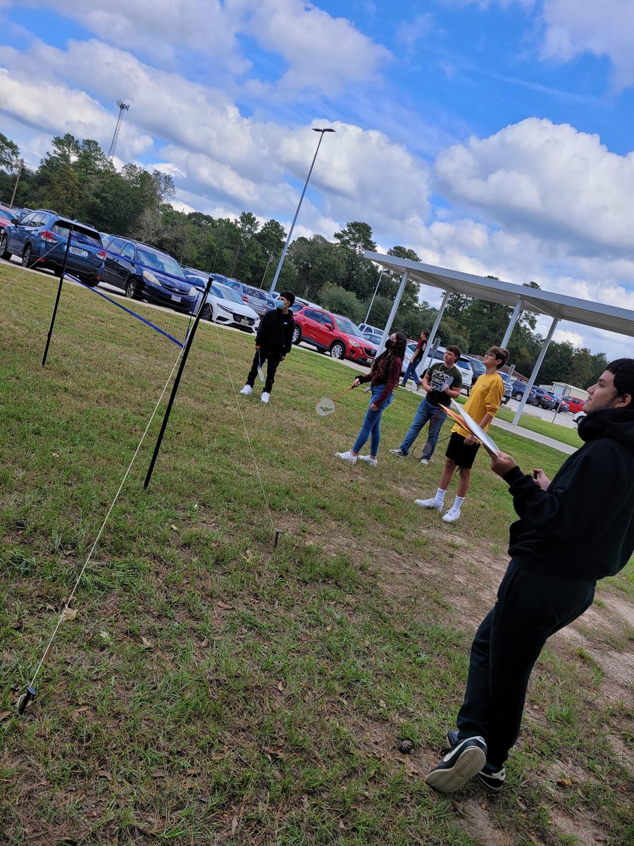 ahons_cte's tweet photo. Mrs. Strouse's chemistry class is reviewing for a test by playing games outside! Badminton, cornhole and relay races!  @PorterSpartans @Mrs_Potter2 https://t.co/bqZeZOIcpg