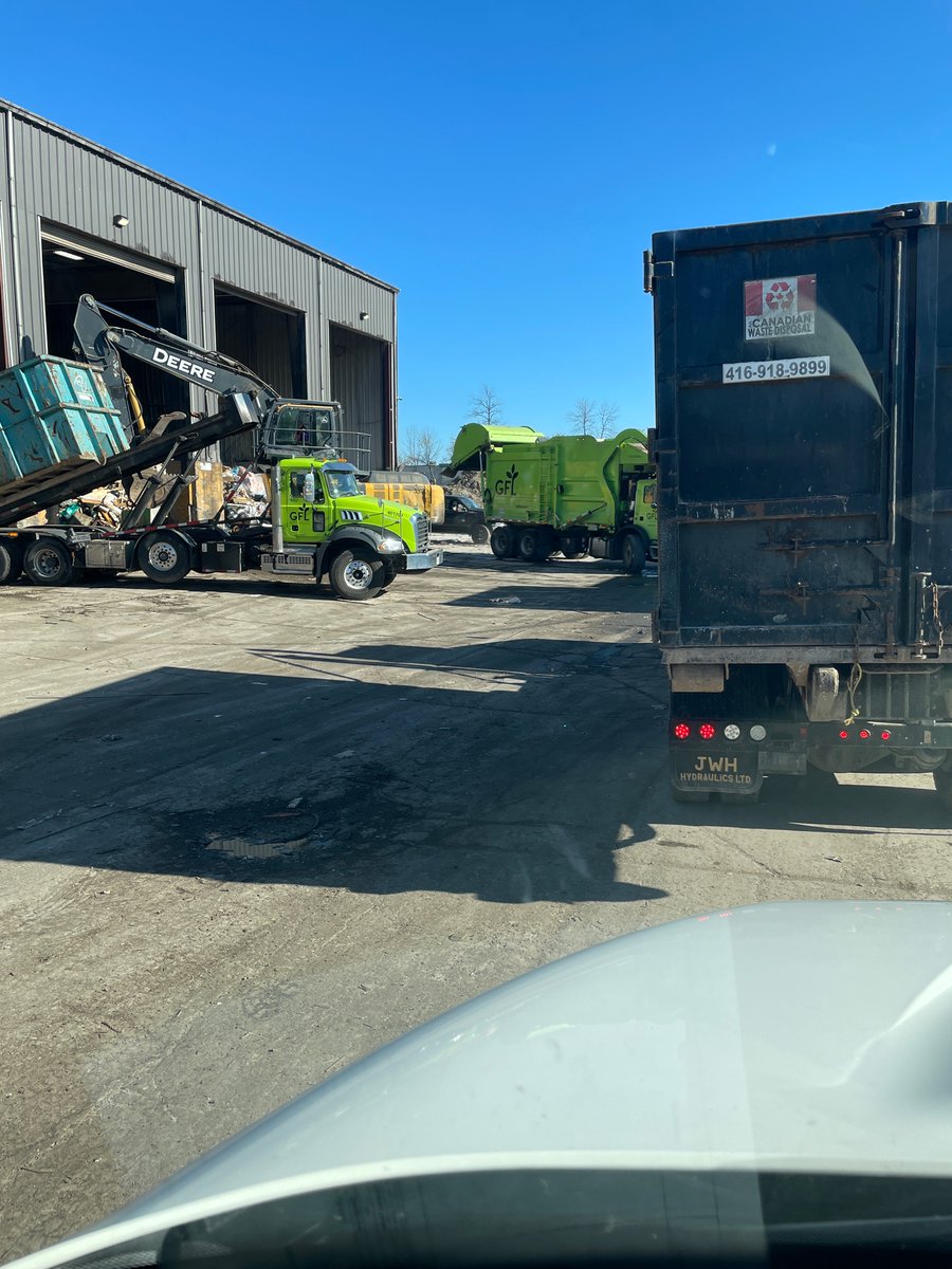 bxbdisposal's tweet photo. Traffic jam #oakville #disposal #wastemanagement #binlife https://t.co/oN071jqwBj
