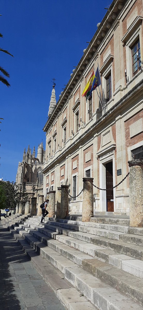 #hmodernauc3m
Abro hilo sobre el #archivode indias y otros.Espero les guste.
Este archivo, ubicado en Sevilla, se construyó bajo el reinado de Felipe II con el objetivo de ser lonja para  mercaderes.
El edificio fue original de Juan de Herrera.Otras obras de este autor: Palacio