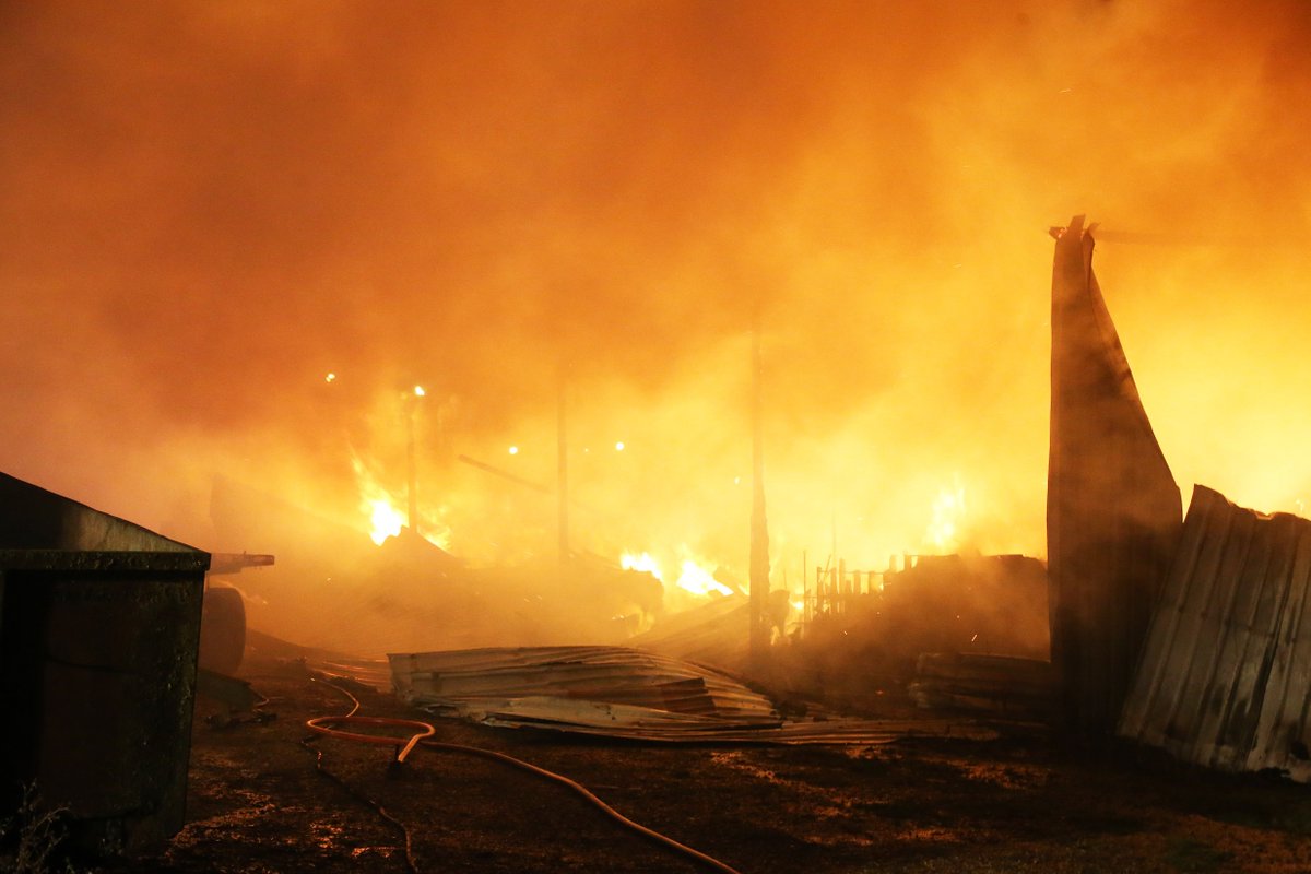 WestSussexFire's tweet photo. 📢 Multiple crews are tackling a blaze at a saw mill/single-storey agricultural building used for wood storage in Haven Road, near the junction with the A29 Stane Street in #FiveOaks. Part of the A29 is closed. Please avoid the area.
Photos: @brightonsnapper https://t.co/P7XtDdgNjM
