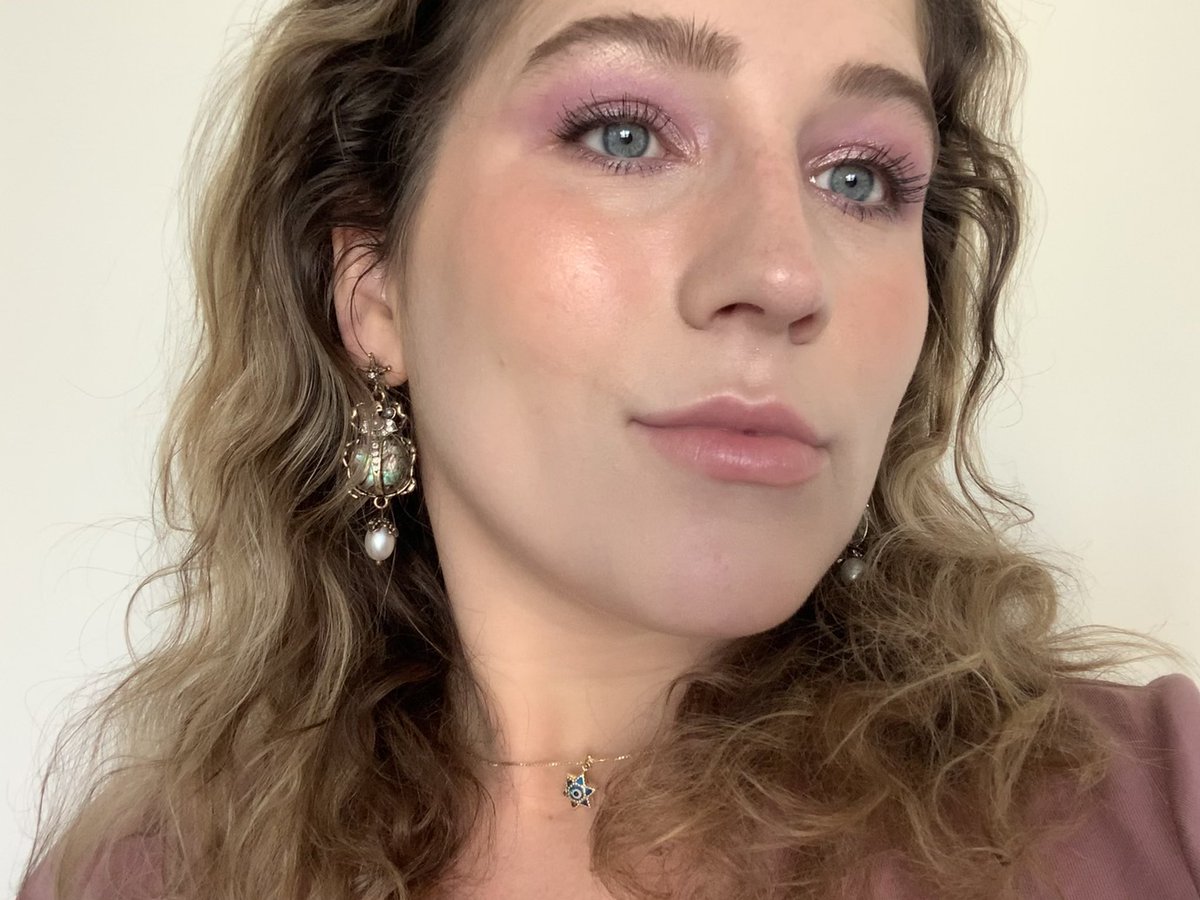 allergybitch's tweet photo. #nofilter 💖 you never needed one, anyway 💖

#glowing in a full face of @athrbeauty 💜 

#makeup #blueeyes #goodvibesbeauty #sustainablebeauty #beauty #nofilterneeded #glow #clean https://t.co/WtUPA9f6Zw