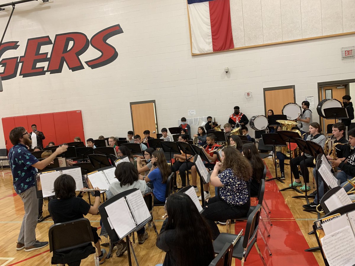 AmadiAHeyliger's tweet photo. FMS’s amazing color-guard and band.@FurloughMiddle @wonturner @TerrellISD https://t.co/JiXJU4EQaQ