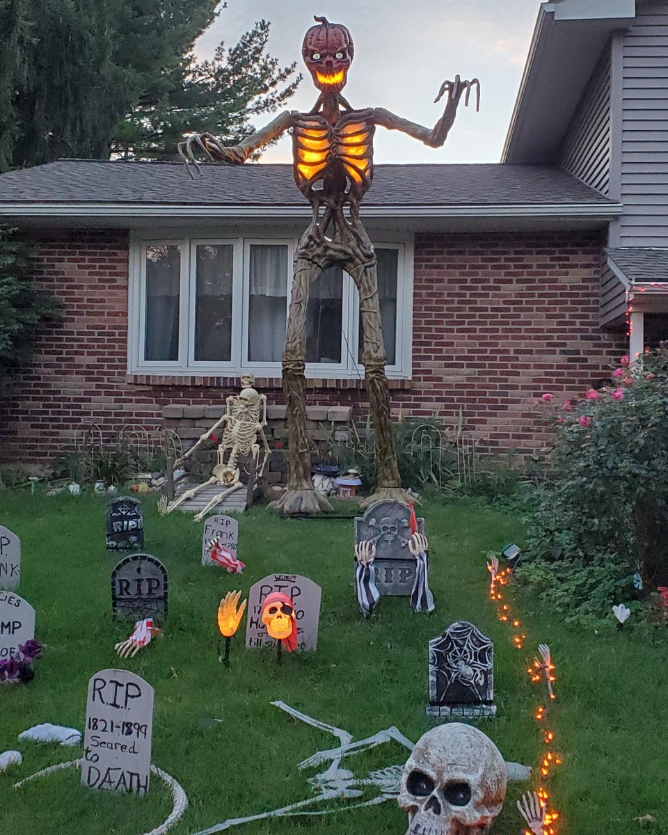 LVwithLove's tweet photo. New 12 Foot Tall Skeleton added to the Map on Highland Ave in Bethlehem.

Map---> https://t.co/vD3QsJAnS6 #lehighvalley #igbethlehem #skeletoncrawl #12foottallskeleton https://t.co/9dVZBHHuKm