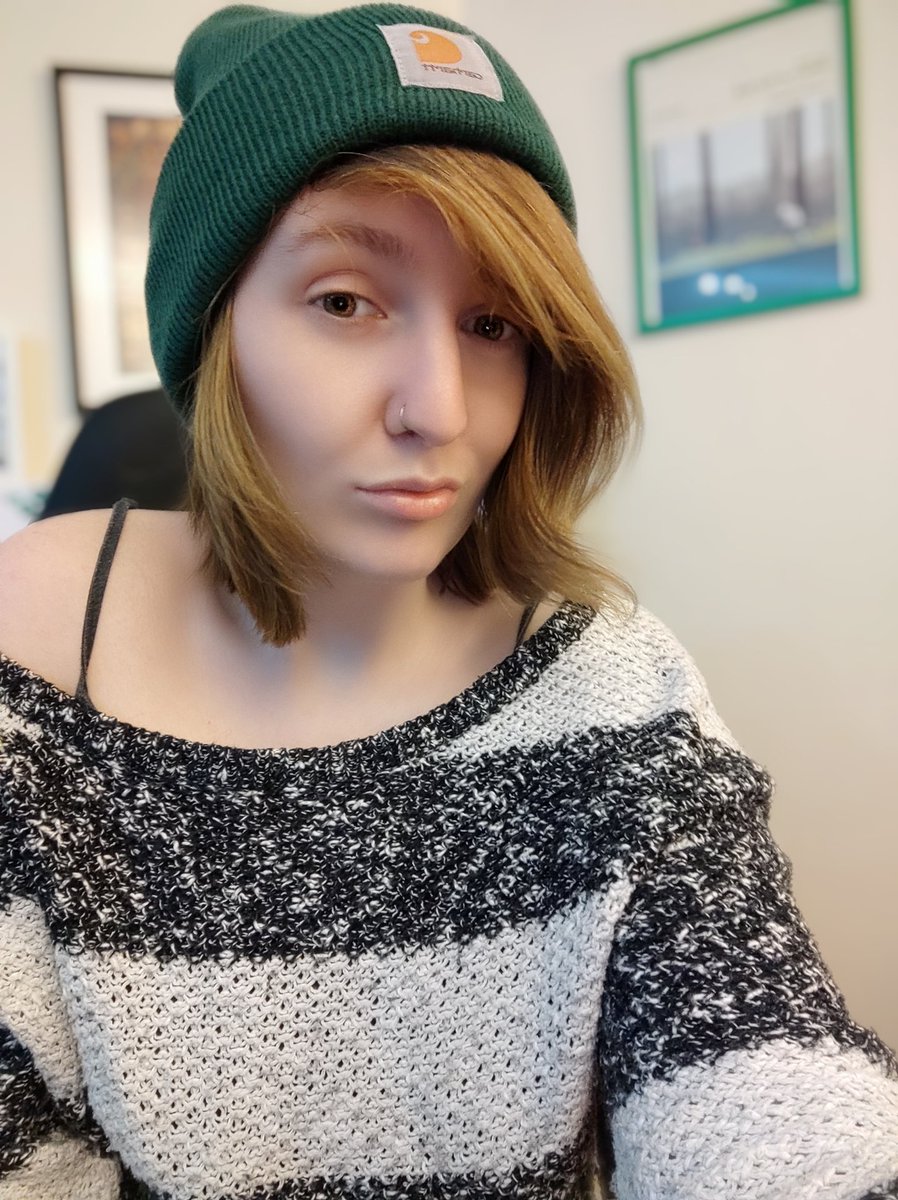 BrittnutButter's tweet photo. It's officially oversized jumpers and beanie weather 🍂💚 https://t.co/Z7JAwGjAEh
