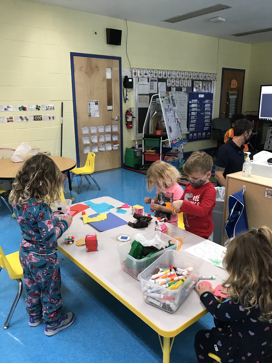 Adams_Preschool's tweet photo. Started our Building Study this week and we’ve been feeling very inspired to build! Castles, Skyscrapers, Gingerbread houses, and more! 👷🏾‍♀️👷🏻‍♂️ #collsedu #preschoolpenguins https://t.co/OoHe6ZpdHy