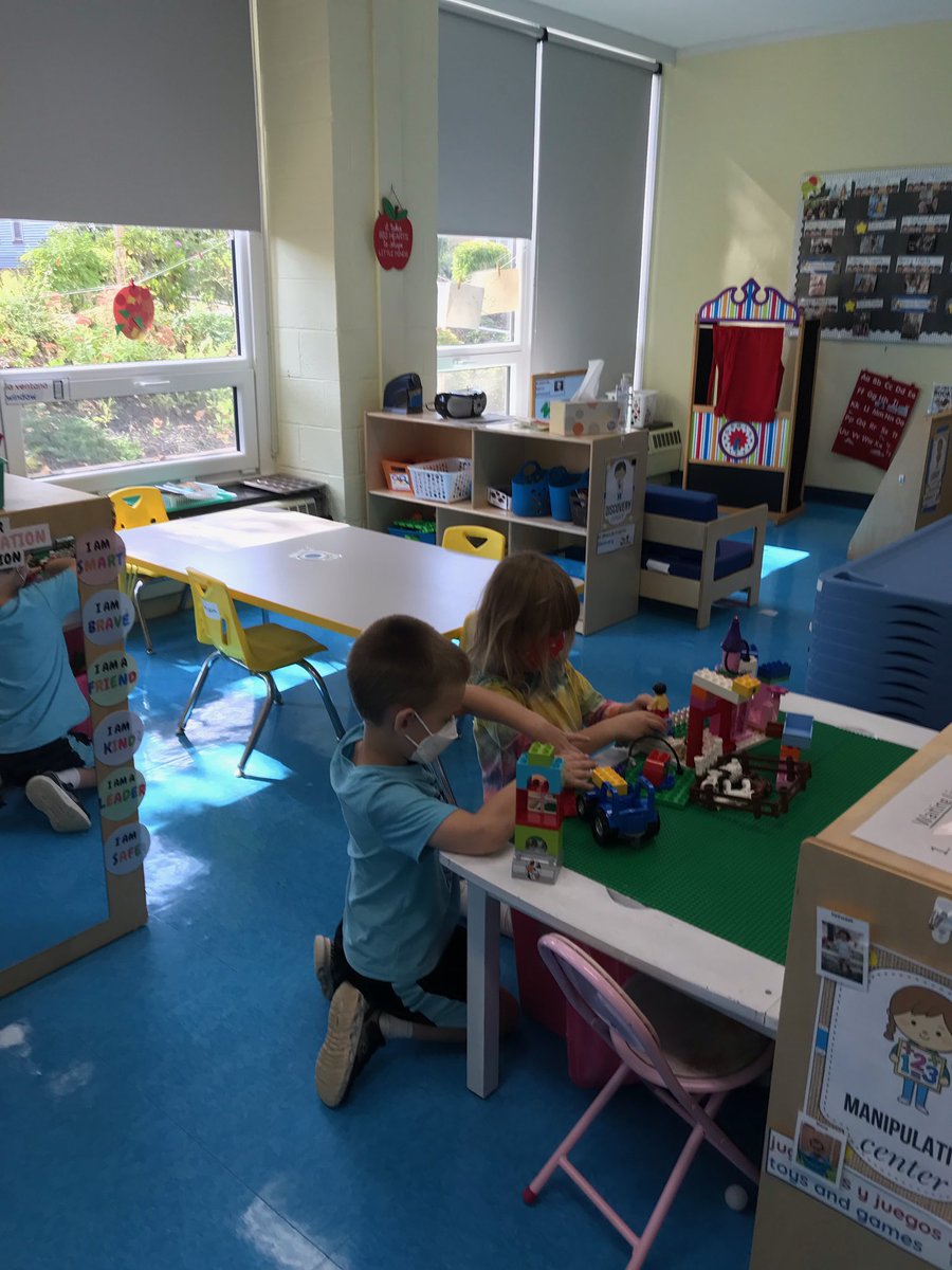 Adams_Preschool's tweet photo. Started our Building Study this week and we’ve been feeling very inspired to build! Castles, Skyscrapers, Gingerbread houses, and more! 👷🏾‍♀️👷🏻‍♂️ #collsedu #preschoolpenguins https://t.co/OoHe6ZpdHy