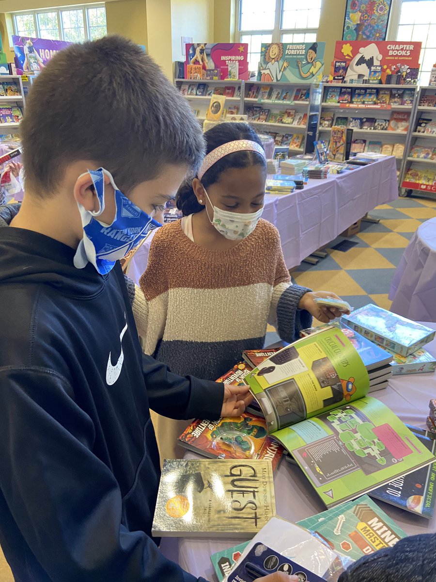 5McScott's tweet photo. Reading makes the world go ‘round.📚 #BookFair #Dater https://t.co/0WOeresWWu