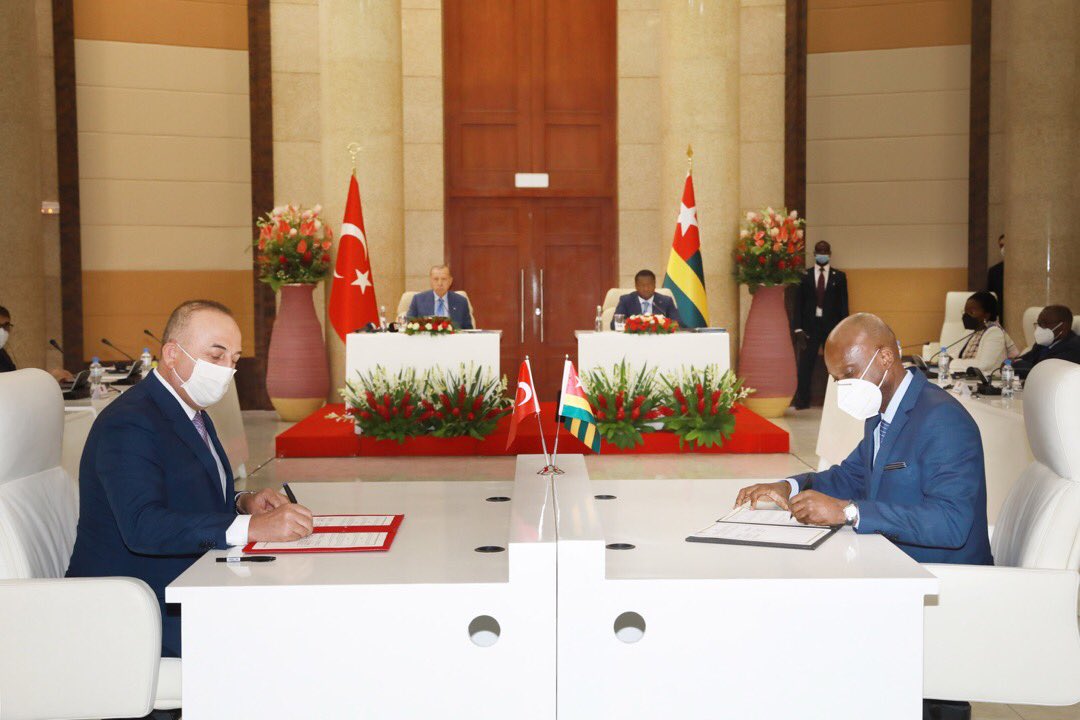 Değerli dostum Türkiye Cumhuriyeti Dışişleri Bakanı Mevlut Çavuşoğlu ile “Maarif Vakfı ile Ev Sahibi Ülke Anlaşması” ve “Diplomatik Temsilcilikler için Arsa Takasına İlişkin Protokolü” imzaladık. <a href="/MevlutCavusoglu/">Mevlüt Çavuşoğlu</a> @MFATurkey