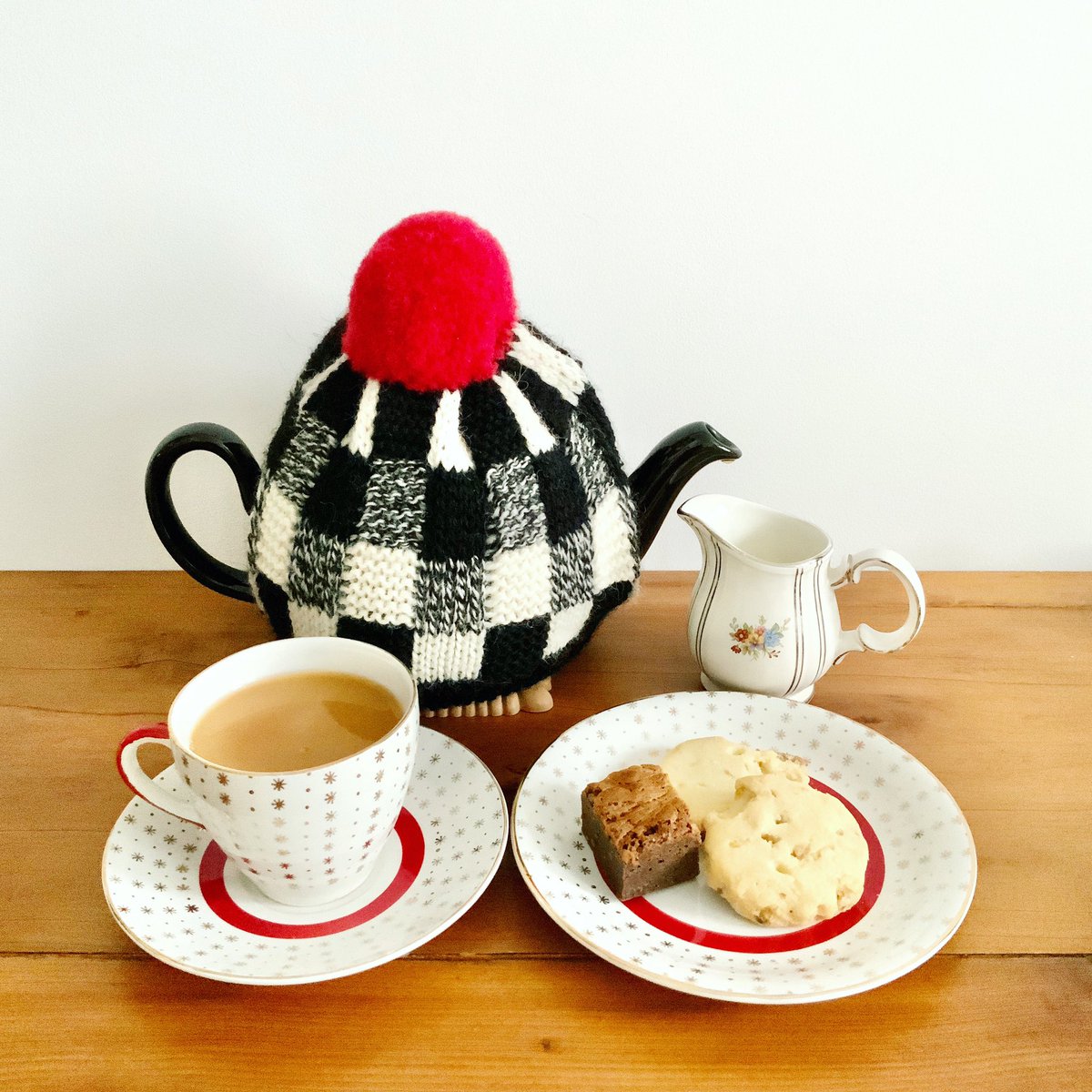 travelmadeleine's tweet photo. #teacuptuesday ☕️Red & star teeacup with souvenir from Edinburgh❤️shortbread was yum😋 the brownie was from @thetableedinburgh , rich and gorgeous!
*
#homecafe #vintagechina #teatime #vintagehome #antique #vintagelifestyle #antique_r_us #teatimetuesday #teatimemagazine https://t.co/WmsjO2BR0Y