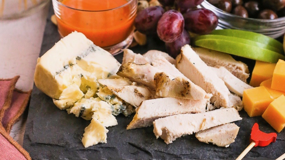ChickenCheckin's tweet photo. Such fun supporting this #FNCEFriday board-making event with registered dietitian nutritionists, making “chick-cuterie” boards with nutrition top of mind. #FNCEFriday #checkinwithchicken Learn why chicken is so good for you: https://t.co/IT8WxdSjd1 @StreetSmartRD https://t.co/JFZcAPesMD