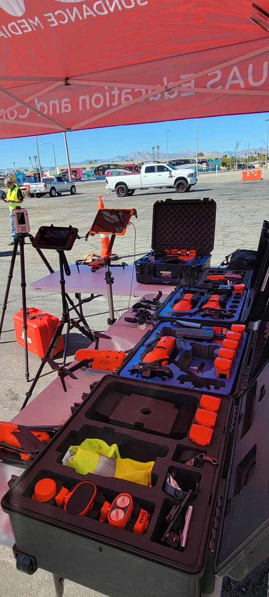 JPidgen's tweet photo. In the field with #TIMs training today!  

#KukerRanken 
#aerialoverwatch
#drones
#dronesatwork 
#dronesforgood https://t.co/V4z3IhbQ9Y