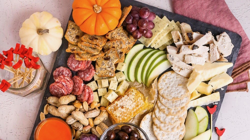 ChickenCheckin's tweet photo. Such fun supporting this #FNCEFriday board-making event with registered dietitian nutritionists, making “chick-cuterie” boards with nutrition top of mind. #FNCEFriday #checkinwithchicken Learn why chicken is so good for you: https://t.co/IT8WxdSjd1 @StreetSmartRD https://t.co/JFZcAPesMD
