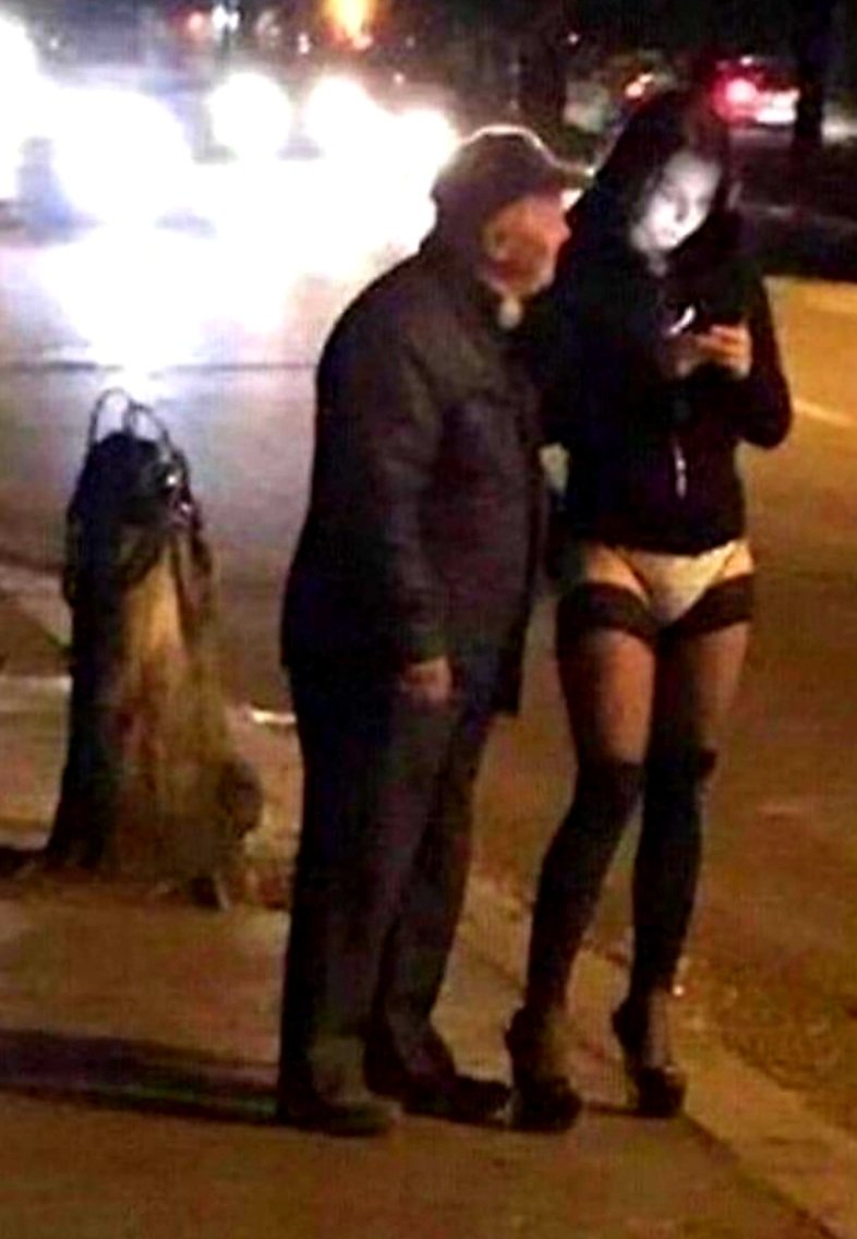 Maestro <a href="/Nicolametrano/">Nicola Metrano</a> è lei mentre mostra il greenpass prima del consumo?