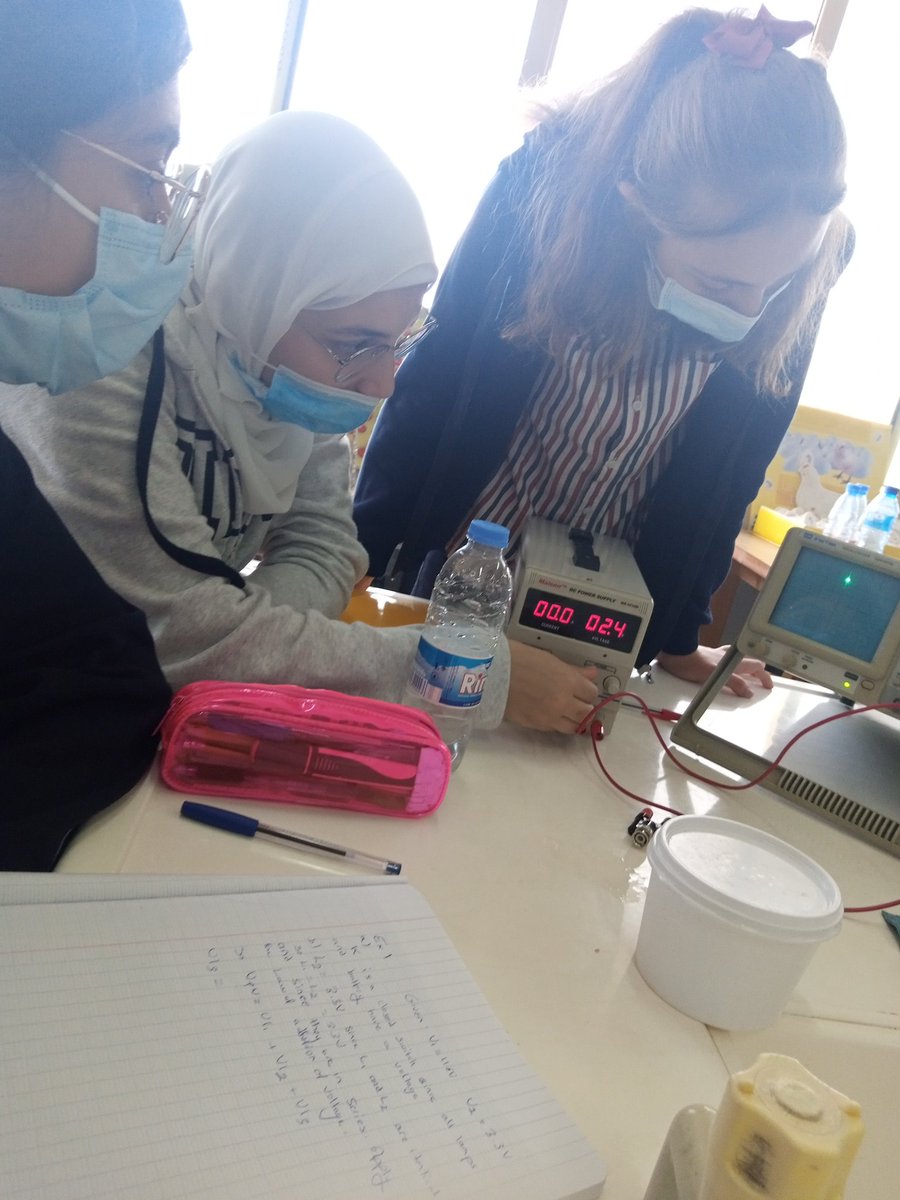 RazanAlbaba2's tweet photo. Using the oscilloscope at Grade 9C. @Hhhsinfo https://t.co/ebphj7vpJH