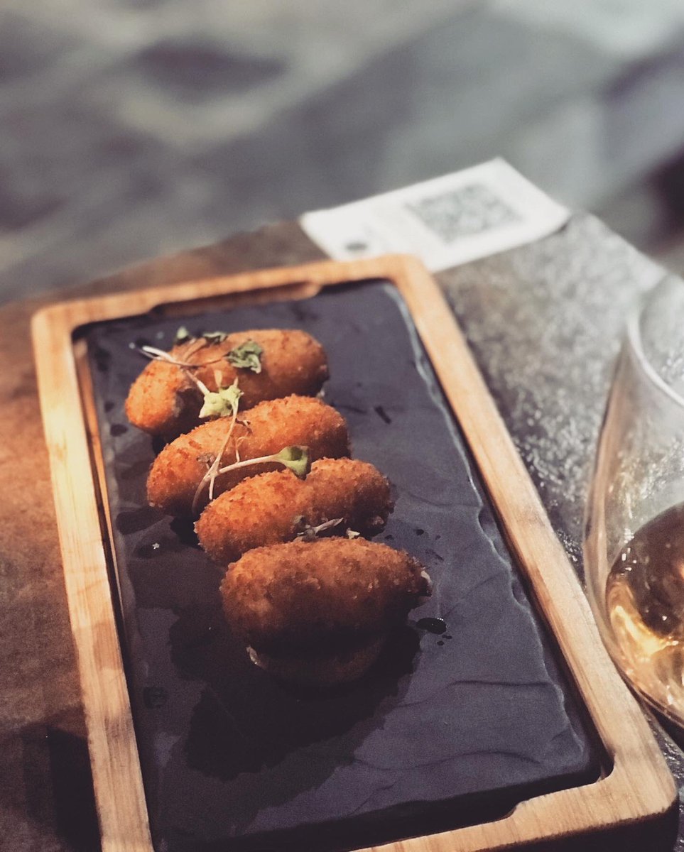 TuristadeModa's tweet photo. Comer en #Sevilla sí que es una maravilla 🙌🏻 
 #Foodie #gastro /  @LaQuintaSevilla @maria_trifulca @bodeguita_ar @cincojotas https://t.co/8LlHTat3hz