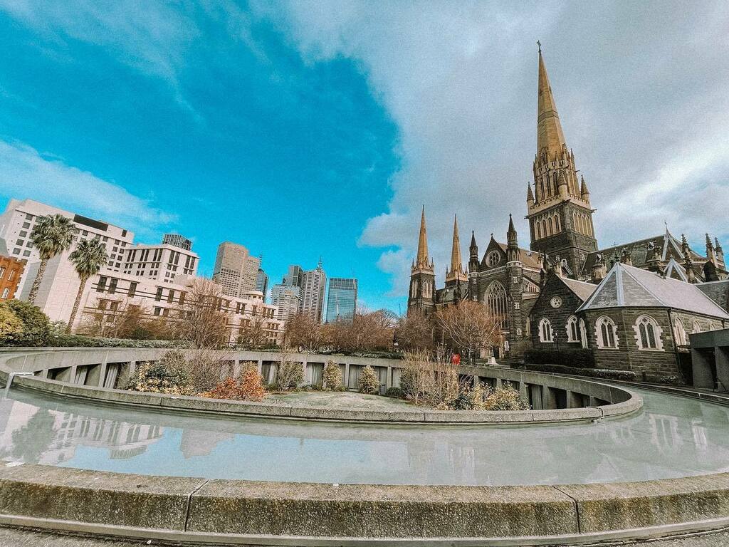 SenemsMelbourne's tweet photo. Karantina yüzünden kendi şehrimi özledim! Aylardır #melbourne şehir merkezine gidemiyorum. Şöyle, başı boş, dertsiz tasasız, ayaklarım beni nereye götürürse oraya gitmek istiyorum. Yürüyüp yürüyüp yorulmak ve bir parkta, ağaçların altında dinlenmek istiyorum.

.
.
.
.
.
.
.
… https://t.co/5gZhXBmmCV