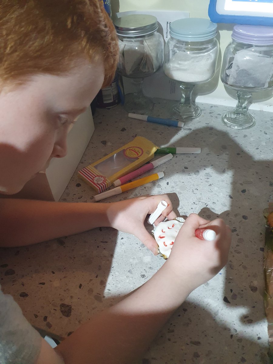 xkelloggsx's tweet photo. @Flomellynews Alfie from 4M and his Alien cupcakes for the #flomellybakeoff @appleofmyeyepl https://t.co/4iV9r715v7
