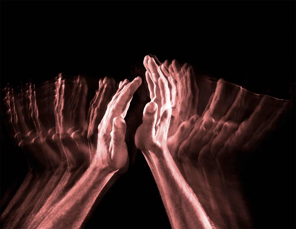 DharmabumLi's tweet photo. Hands are the stronghold of #Yang, and #clappinghands is a healthy way to maintain Yang, and its main function is to replenish #Qi. Clapping hands can vibrate Yang Qi and promote the movement of Qi in the whole body.
#Taoist https://t.co/GV7jDZg5JD