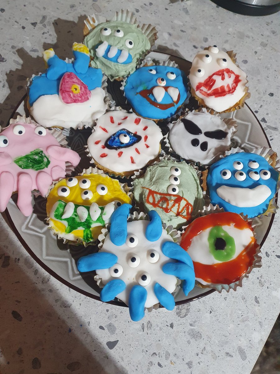 xkelloggsx's tweet photo. @Flomellynews Alfie from 4M and his Alien cupcakes for the #flomellybakeoff @appleofmyeyepl https://t.co/4iV9r715v7