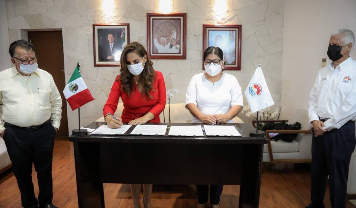 AytoCancun's tweet photo. La Presidenta Municipal @MaraLezama y la @SCT_mx firmaron el convenio jurídico que permite avanzar con los trabajos y consolidar el proyecto de la modernización y rehabilitación del boulevard Luis Donaldo Colosio. https://t.co/LZflU4pMTA