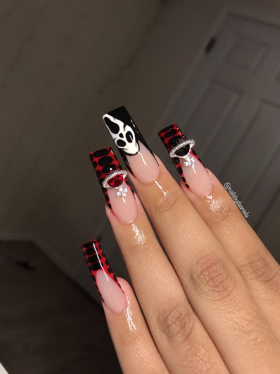 Dani_e1aa's tweet photo. Croc nails but make it spooky 🖤 https://t.co/vnk1vRmcSc