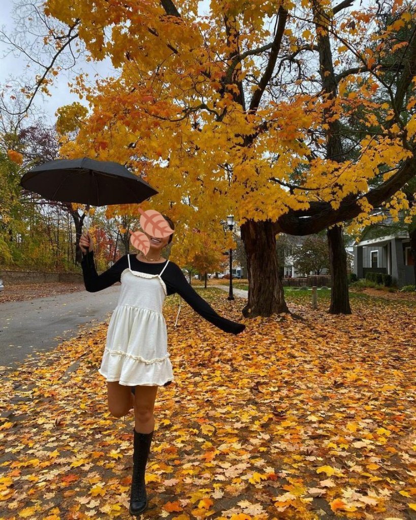 ❝  ✿  
              Octubre 19 ❞ 

—Sale a caminar con su esposo <a href="/JesusOfZuburbia/">Miles Way</a> solo para tomarse unas fotos con el bonito paisaje en las calles de la villa, era su estación favorita del año.—