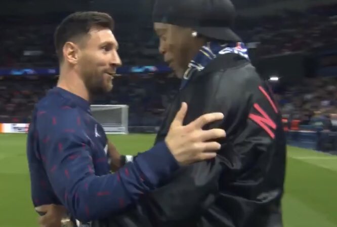 mundodabola's tweet photo. O reencontro de Ronaldinho e Messi. Que momento, amigos! https://t.co/YrwXTpkxzR