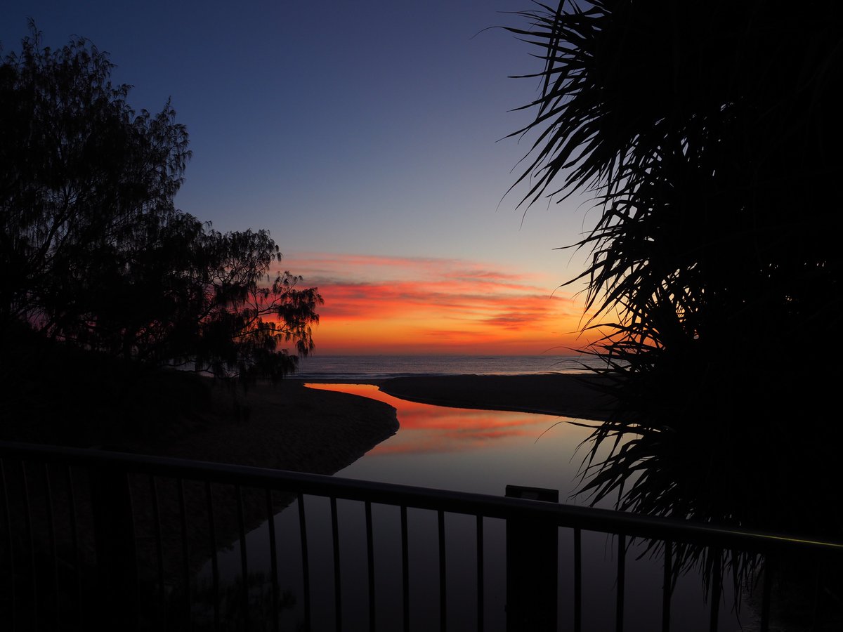 LewisPhilips1's tweet photo. Dicky Beach sunrise @visitcaloundra a welcome change from the storms rolling across South East Queensland over the past couple of days. @scinate https://t.co/zoNkqQGi9c
