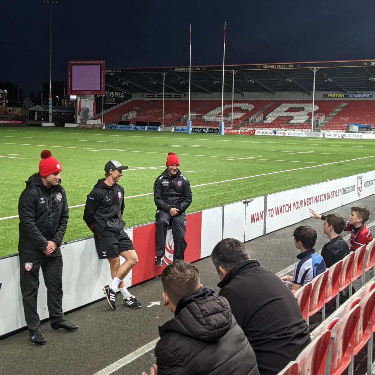 GR_CommunityDpt's tweet photo. 🏉 SKILLS MASTERCLASS 🏉 

What an experience for our participants tonight, being coached by Tim Taylor and Alex King! 

Passing &amp; Handling ✅
Decision Making ✅ 
1 V 1s ✅ 
2 V 2s ✅ 
Kicking ✅

#squadofthousands https://t.co/UySYF4JaXH