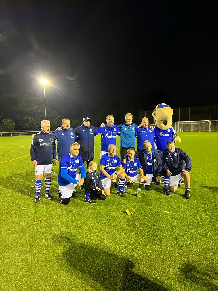 Titel verteidigt! Die Walking Football-Mannschaft des #S04 ist wieder Reviermeister! 2:2 und 3:0 gegen den VfL Bochum sowie 4:2 und 6:0 gegen Borussia Dortmund. Auch für die königsblaue Legende Klaus Fischer ist DAS ein neuer Titel…