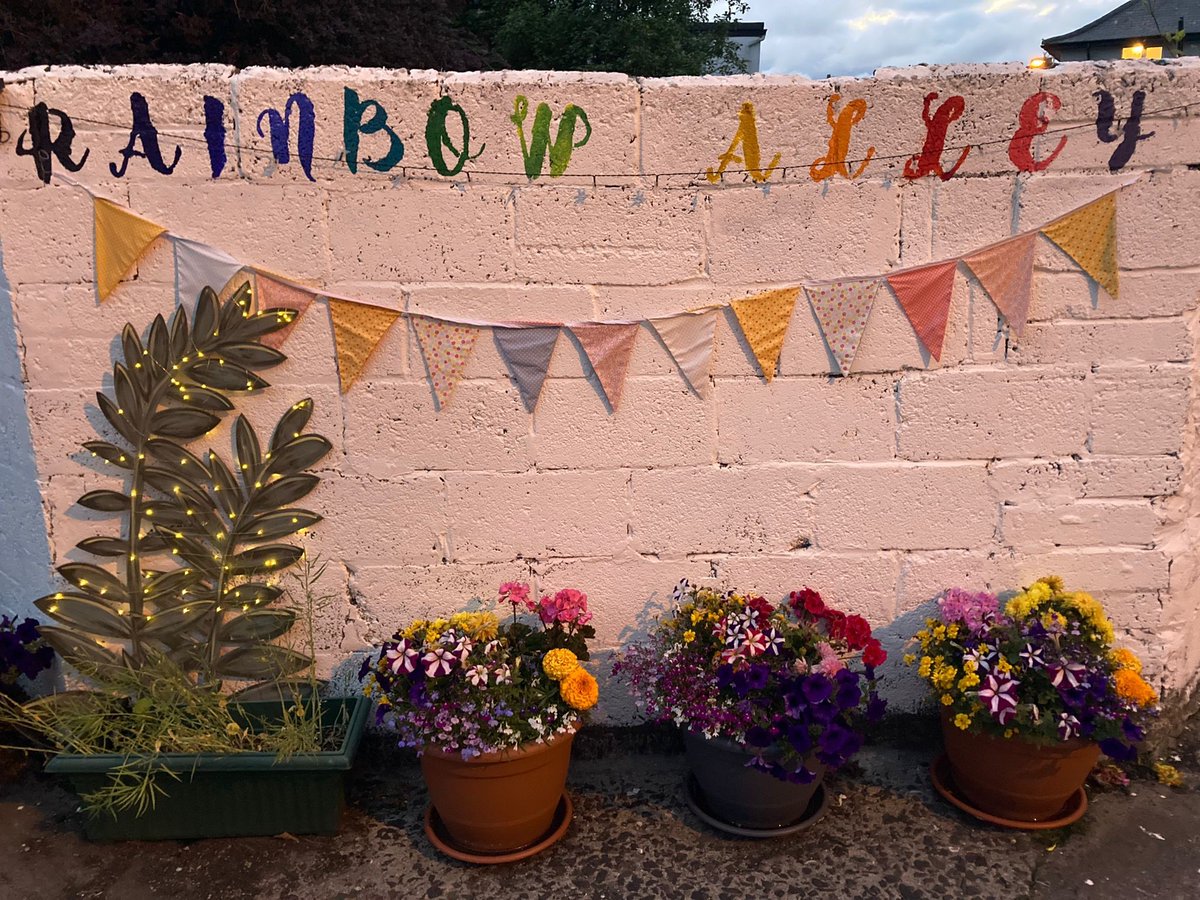 belfastcc's tweet image. In east Belfast, residents have come together to do #OneWeeThing for their environment - turning unused space into a communal area everyone can enjoy. Rainbow Alley is now a place to meet with neighbours &amp;amp; grow fruit, veg &amp;amp; plants, as well as a new place for community events. 🌈