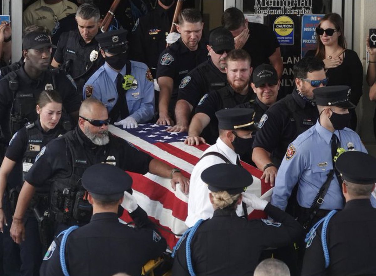 PinecrestPolice's tweet photo. Our hearts are with you @HollywoodFLPD. 

#pinecresting #pinecrestkind https://t.co/xcrHyNaQQE