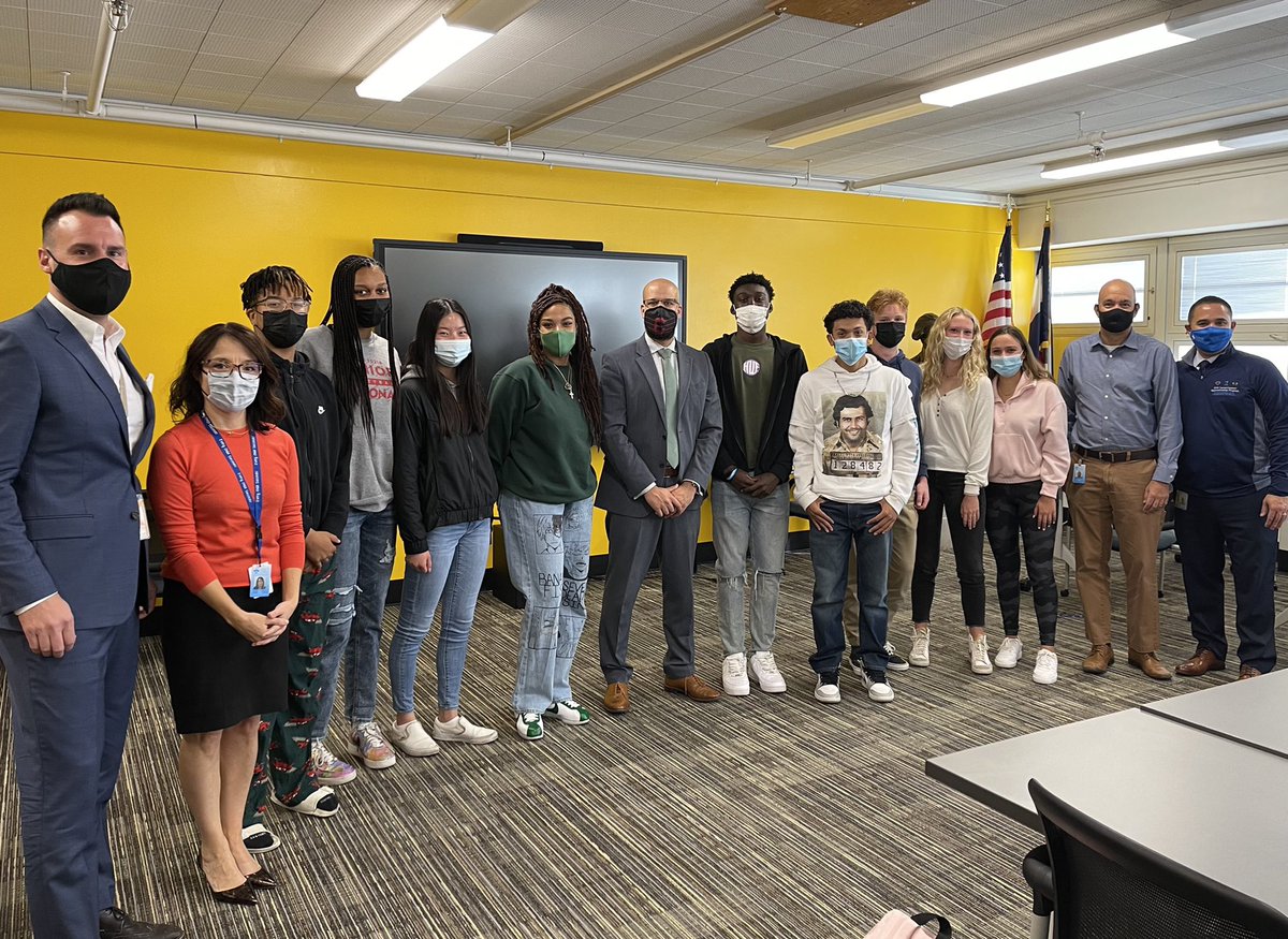 TJSpartans's tweet image. Principal Christoff invited our new Superintendent, Dr. Marrero, to TJ today. Dr. Marrero met some students and talked with them about their questions and suggestions. Thank you for stopping by! 🤎💛 
@DPSNewsNow