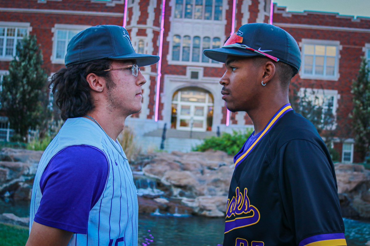 DawgDubb's tweet photo. A couple freshman dawgs squaring off today. 3:15pm game time 🐺🐺🐺 https://t.co/iq2EOe2Nt8
