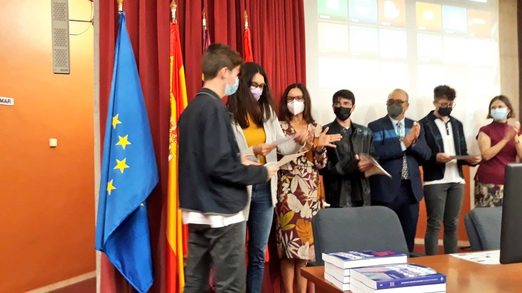 Llampico's tweet photo. Entrega de premios #ProyectoIris a jóvenes de Murcia y la Región para educar en la #transparencia y el buen gobierno.
Escuchándoles no podemos mirar a otro lado. Reivindican luchar contra la aporofobia, el actual estado del #MarMenor y el desafecto por la política.
@AytoMurcia 🏅 https://t.co/dlIfHhu2og