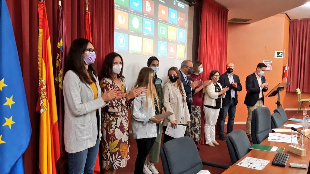 Llampico's tweet photo. Entrega de premios #ProyectoIris a jóvenes de Murcia y la Región para educar en la #transparencia y el buen gobierno.
Escuchándoles no podemos mirar a otro lado. Reivindican luchar contra la aporofobia, el actual estado del #MarMenor y el desafecto por la política.
@AytoMurcia 🏅 https://t.co/dlIfHhu2og