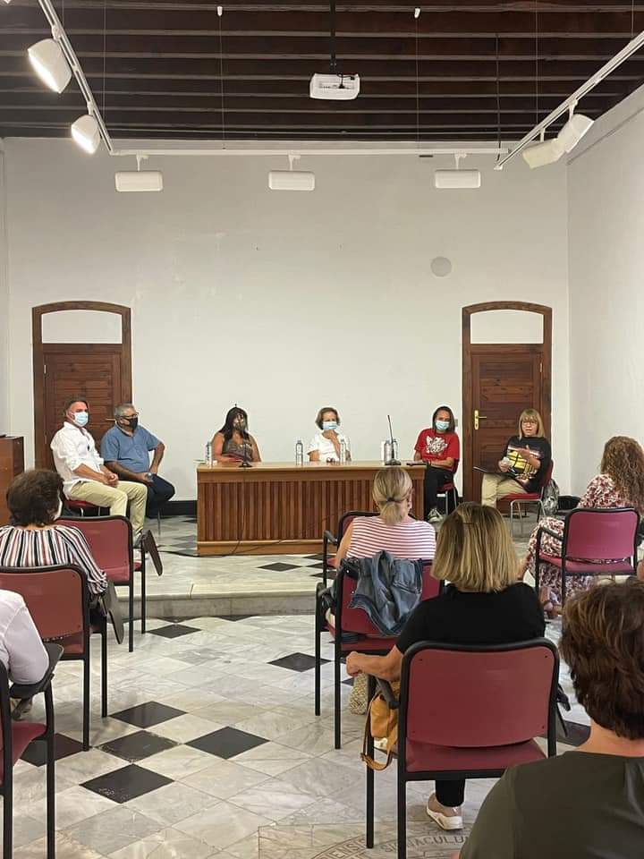 ActeCanarias's tweet photo. "Poesía en la madurescencia”y otros temas,en la mesa redonda de Acte Canarias con: Elena Villamandos, Balbina Rivero, Fatima Martin, Damián H. Estévez y Javier Marrero, moderó Felicidad Batista
Gracias a AMULL y al Festival Atlántico Sonoro por la invitación.@actecanarias #amull https://t.co/EUDPZ07I1h