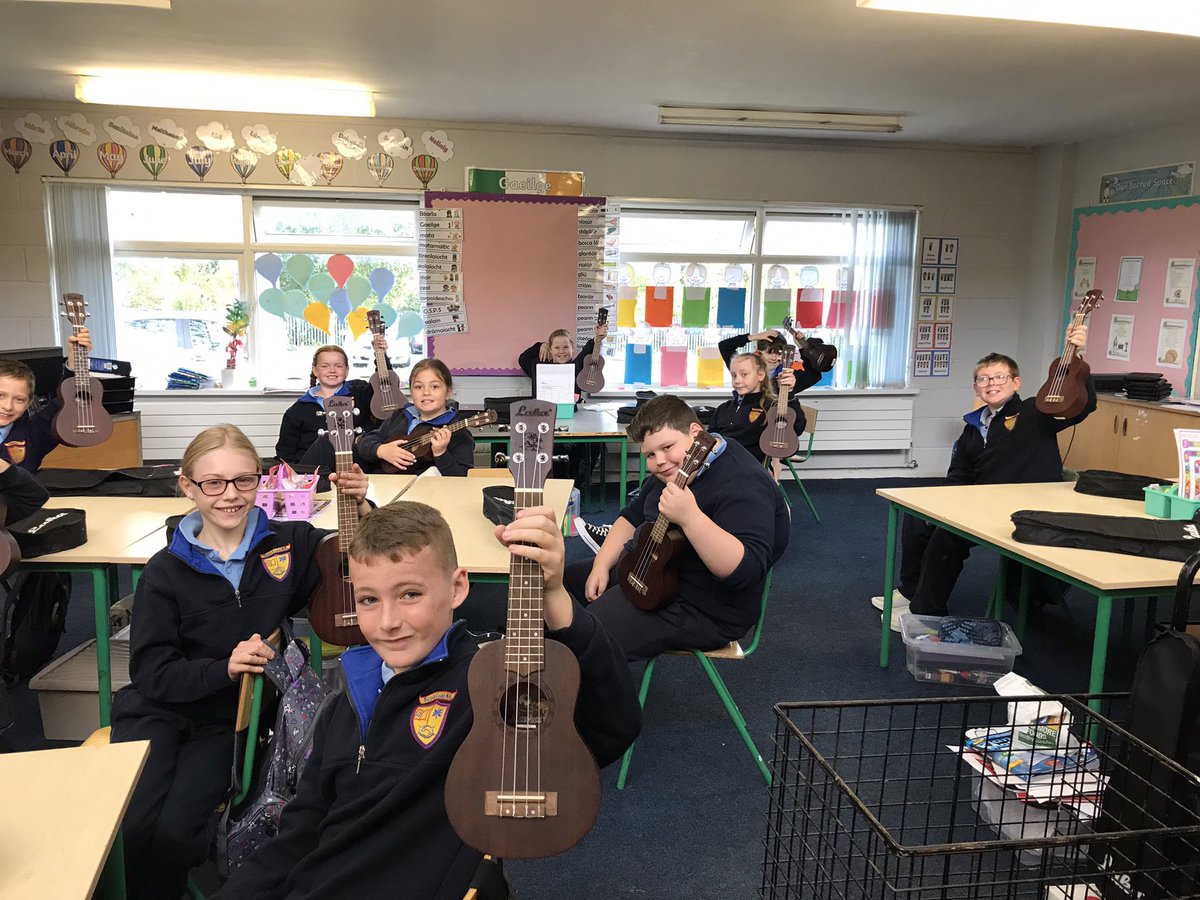 Scoiliosa1's tweet photo. 1st to 6th class have started ukelele lessons this term and itโs a huge hit! Every Tuesday we strum to our heartโs content and our sweet melodies fill the halls! Some love it so much theyโve used their pocket money to buy their own to practice at home ๐ถ @artscouncil_ie https://t.co/RPDhkewSUL
