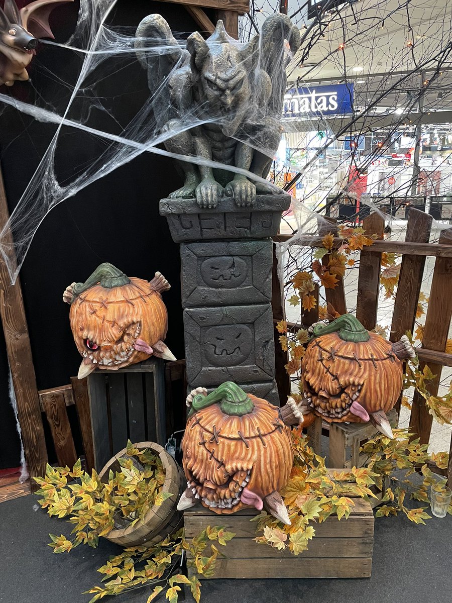 susmogensen's tweet photo. Halloween in RO’s torv Roskilde 👻☠️🎃 #Halloween #halloween2021 #pumpkins #shoppingcentre https://t.co/I9szICldec