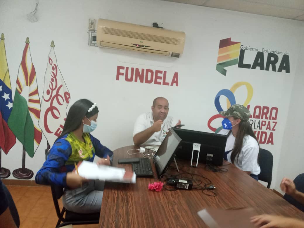 frannellys10's tweet photo. Desde @FUNDELA_LARA activamos la sala situacional de @movsociales2021 afinando motores para la victoria perfecta de este #21N 
.@AmeliachPSUV 
.@PartidoPSUV 
.@ErikaPSUV 
.@vargas_mimou
.@movsociales2021 https://t.co/gs6jFZ6FRG