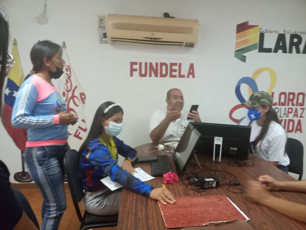 frannellys10's tweet photo. Desde @FUNDELA_LARA activamos la sala situacional de @movsociales2021 afinando motores para la victoria perfecta de este #21N 
.@AmeliachPSUV 
.@PartidoPSUV 
.@ErikaPSUV 
.@vargas_mimou
.@movsociales2021 https://t.co/gs6jFZ6FRG