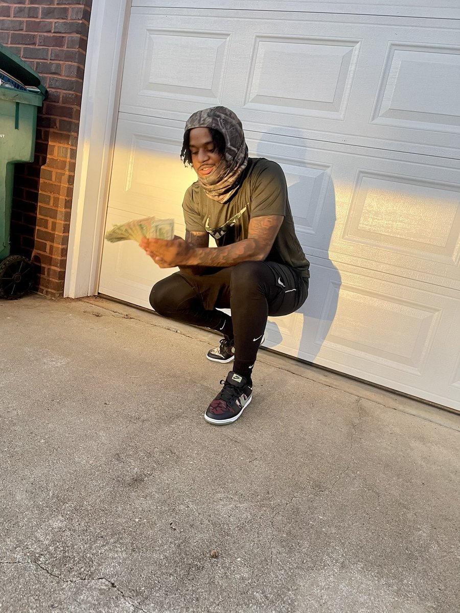 MjayDaGr8's tweet image. I ain’t got to have no Rolex on b*tch I’m still the man🎱 #DaGr8™️ #LongLiveBreezy 🐶💩