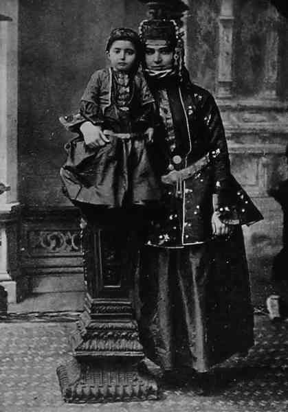 Armenian mother with her child in Nakhichevan.

Armenian Diaspora Memory and Innovation collection.

Nakhichevan was part of Ervandouni Armenia (Greater Armenia or Medz Hayk or Armenia Maior).