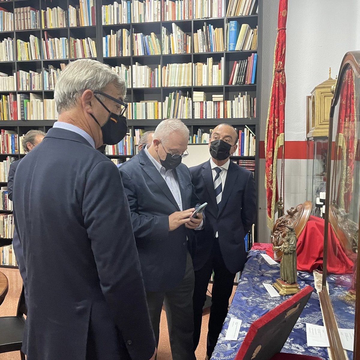 SangreMurcia's tweet photo. #MUSEO | Inauguradas las exposiciones de Pérez Ruzafa y Luis Luna en el Museo Cristo de la Sangre. La sala Ángel Imbernón y la biblioteca Carlos Valcárcel Mavor continúan mostrando una parte de la cultura de nuestra ciudad. https://t.co/V25gKxjHNy