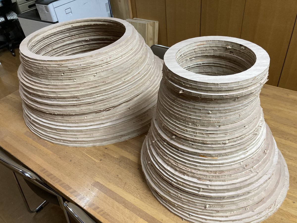 ベニヤを直径を変えながら円盤状にカットしてます。

平らな2次元の板が、急に立体的に。

これを組み合わせてテーブルの脚にします。

なんか色々と応用できそうです。